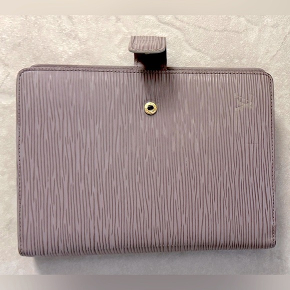 LOUIS VUITTON EPI LEATHER “FILLED” MEDIUM MM AGENDA (LAVENDER) - Picture 3 of 15